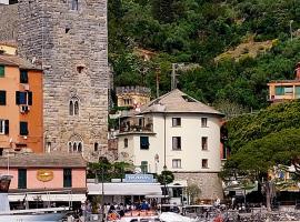 Torre a Mare Porto Venere，位于韦内雷港的带停车场的酒店