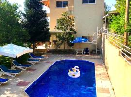 Fun Guest House with Pool near Troodos，位于Pera Pedi的旅馆