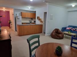 Little Monica Apartment- Spacious, Affordable & Central，位于珀斯的公寓