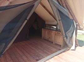 Tente Lodge pour 5 personnes en bordure de la rivière Allier，位于Saint-Yorre的家庭/亲子酒店