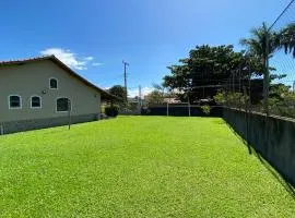 Casa bem espaçosa com campo de futebol e área gourmet a um quarteirão da lagoa de Praia Seca