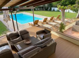 Relaxing Villa with Swimming Pool and Garden，位于Áyios Yeóryios的别墅