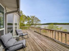 Serene Lakefront Mountain Home Getaway with Atrium!，位于芒廷霍姆的酒店