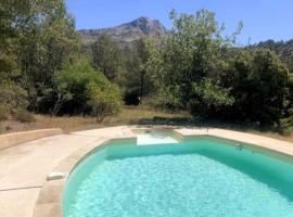 Mas Provençal au pied de la sainte Victoire à 8 k d'Aix en provence，位于Beaurecueil的度假屋