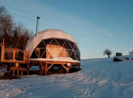 Mi-clos - luxury pods with private jacuzzi and sauna，位于Orford的酒店