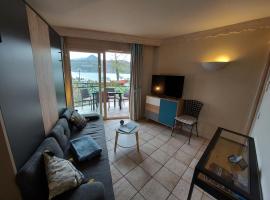 Logement avec terrasse sur lac, tout confort, dans résidence avec PLAGE et PONTON PRIVEE，位于杜约特的低价酒店