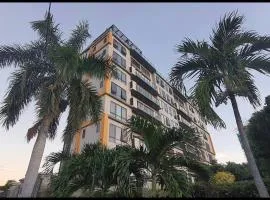 Luxury Condo - pool in Kingston G28
