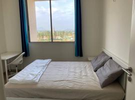 Private room with air conditioning with private but non-attached bathroom Near airport，位于德瓦纳哈利-班加罗尔的公寓