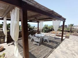 Pantelleria 4 passi dal mare，位于潘泰莱里亚的带停车场的酒店