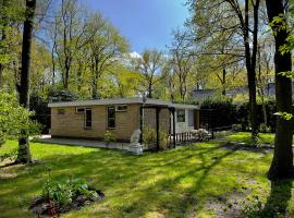 Veel eigen en omheinde grond in dit luxe huisje!，位于Wateren的酒店