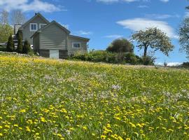 Secluded Holiday Home, With private beach，位于奥勒松的酒店