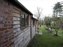 a quirky garden building in an orchard，位于赖顿的度假屋