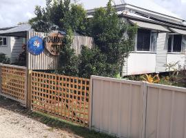 CHURCHILL COTTAGE- 94 Churchill St Maryborough QLD，位于玛丽伯勒的酒店