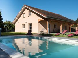 Villa neuve avec piscine 6 personnes en limousin，位于Ladignac-le-Long的度假屋