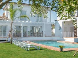 Villa Girasol，位于贝纳卢普-卡萨斯维耶哈斯的带泳池的酒店
