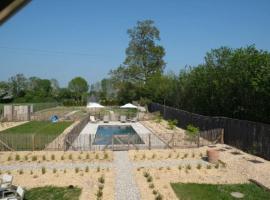 Chaleureuse ferme restaurée au calme avec piscine，位于费奎弗洛尔·埃奎安维尔的酒店