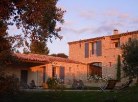Superb air-conditioned house with heated pool in Gordes - by feelluxuryholydays，位于戈尔德的酒店