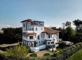 Résidence Chateau d'Acotz - Appartements avec piscine à 600m des plages à Saint-Jean-de-Luz，位于圣让-德吕兹的酒店