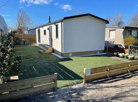 Cozy Chalet at the Beach in Petten, Netherlands，位于佩滕的酒店