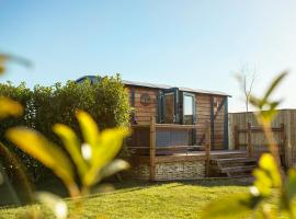 Yew Lodge - Shepherd's Hut Railway Carriage with "Hot Tub" - Sleeps 4 - Escape Completely!，位于波士顿的度假短租房