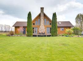 Rural New York Vacation Rental with Deck，位于Romulus的酒店