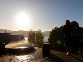 Woodland Bay Retreat-Hot tub,Sauna and Bayview Retreat，位于Lymington的酒店