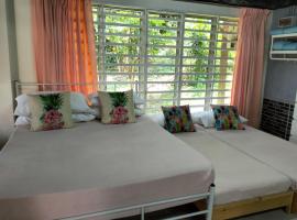 CHALET MORIS D' RUMAH BONDA RIVER VIEW，位于Kampong Senawar的酒店