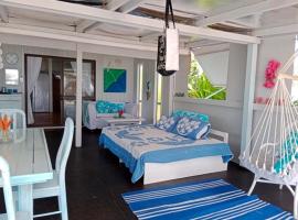 Poppies Beach Bach，位于Matavera的酒店