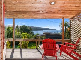 Lakeside Lookout - Lake Tarawera Holiday Home，位于Lake Tarawera的乡村别墅