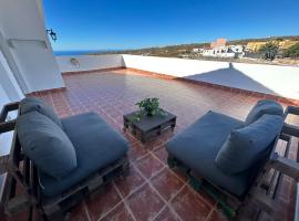 Casa Abona, precioso ático con wifi gratis y vistas increíbles al mar y la montaña，位于La Sabinita的带停车场的酒店