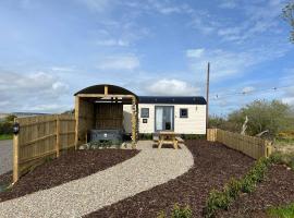 Redfox Shepherds hut and private hot tub，位于Ballynameen的酒店
