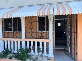 Sleeps2 - Private Pool - King Bed - AirCon，位于蒙特哥贝的海滩酒店