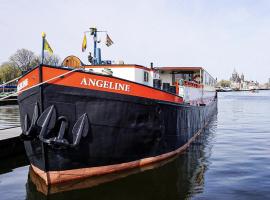 Hotelboat Angeline，位于阿姆斯特丹航运大楼附近的酒店