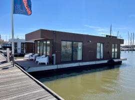 Surla luxury sailing Houseboat Splendid at Marina Monnickendam，位于蒙尼肯丹的酒店