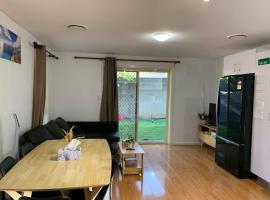 Cozy 3BR with free dryer & free parking& lockable front gate，位于费尔菲尔德的酒店