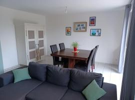 Maison chaleureuse, gîte pour famille, amis, ouvriers...，位于贡捷堡的酒店