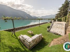 Luxury Villa Pernette, vue lac et plage privée - LLA Selections by Location Lac Annecy，位于杜萨尔的家庭/亲子酒店