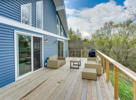 Sleepy Hollow Lake Home with Deck, Pool Access!，位于Athens的酒店