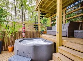 Waterfront Ozarks Home with Hot Tub, Bar and Dock，位于Rocky Mount的酒店