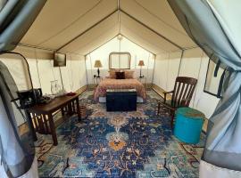 Zinnia Glamping Tent at Zenzen Gardens，位于Paonia的豪华帐篷