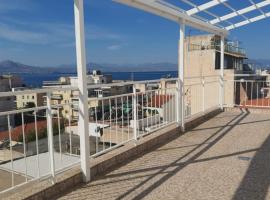 Eleni Penthouse Loutraki，位于路特奇的酒店