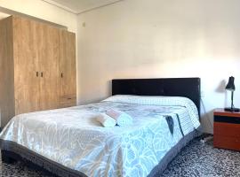 private room in shared apartment Valencia WorkStay，位于瓦伦西亚的酒店