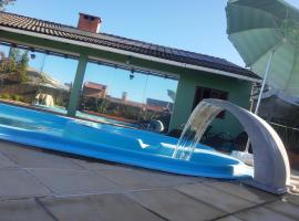 Conforto e comodidade em Santa Maria，位于圣玛丽亚的带泳池的酒店