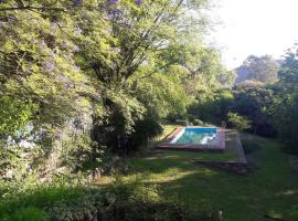 casa en las sierras piscina y rio cerca，位于温基约的酒店