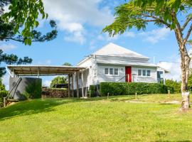 Thirlestane Farm Cottage & Barn，位于Cooroy的酒店