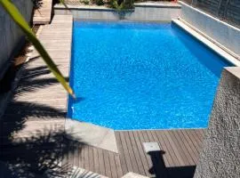 2 pièces rez-de-jardin dans maison avec piscine