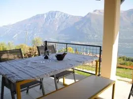 Villetta 56 Blu Yellow and Red Lake view Garden Private Parking by Garda Domus Mea