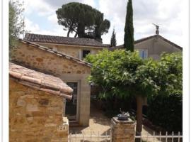 Charming small house close to Uzès，位于Foissac的酒店