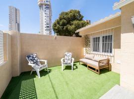 Apartamento ALMA con terreno privado y parking compartido - a 800m de Playa Poniente，位于贝尼多姆的酒店