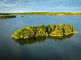 Escape to Your Very Own Private Island - Just 30 Minutes from Stockholm，位于Svartsjö的带停车场的酒店
